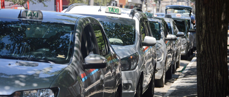 Taxistas reclamam da crise e da quantidade de motoristas de Uber