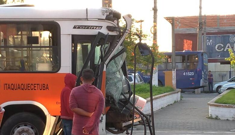 Um dos ônibus ficou com a parte dianteira destruída