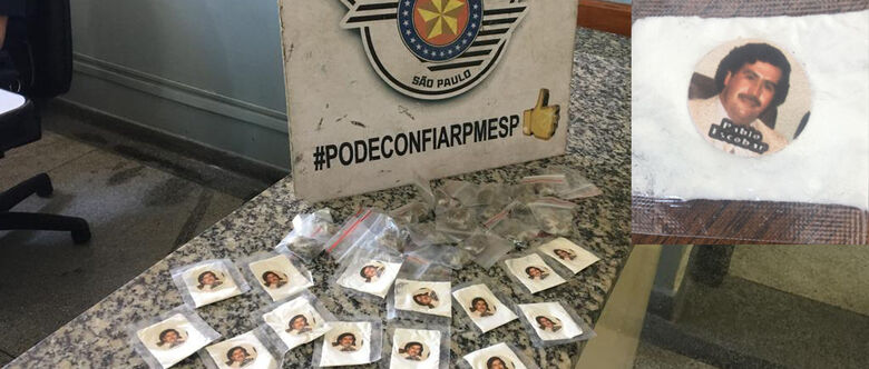 Porções de cocaína com a foto do narcotraficante foram apreendidas no Miguel Badra
