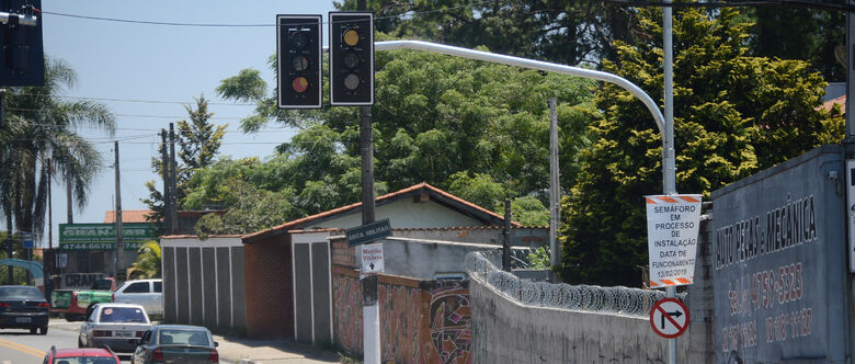 Um dos semáforos será no cruzamento entre a Estrada de Santa Mônica e a rua Regina Cabalau Mendonça