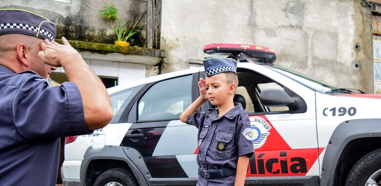 Pequeno Kauã realizou sonho em se tornar policial, com farda mirim
