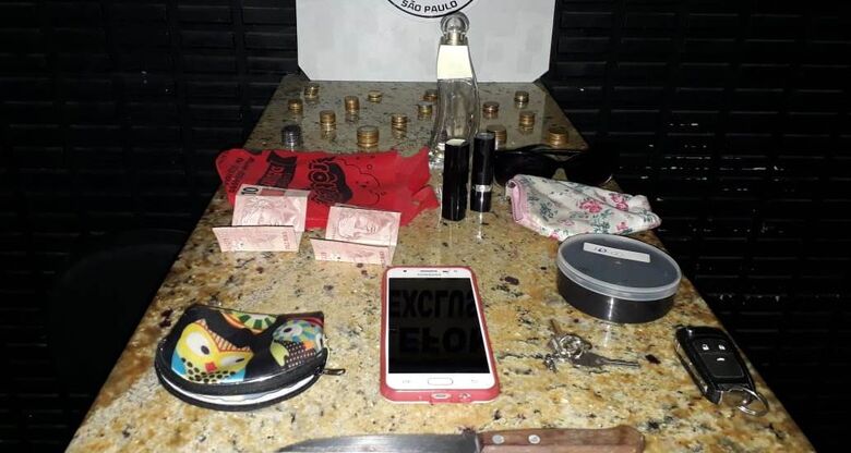 Perfume, batons, dinheiro e celular da vítima foram recuperados