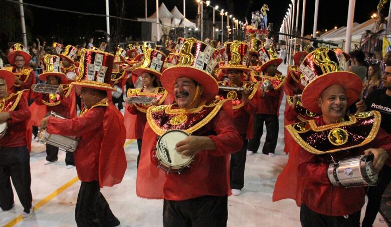 Festa na passarela do samba começa às 19h20 e o último desfile está previsto para começar à meia-noite