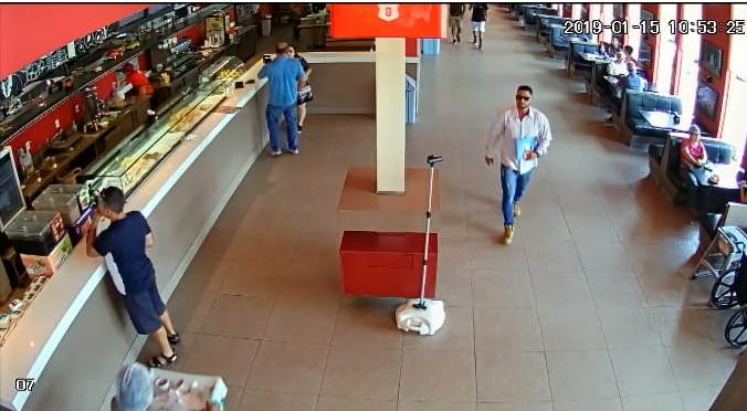 De branco, sobrinho do pastor e suspeito de atirar em vítima foi flagrado por câmeras de vigilância de uma loja