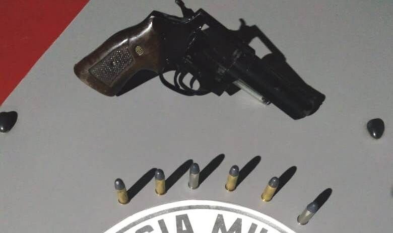 Revólver calibre 38 foi localizado no carro dos suspeitos