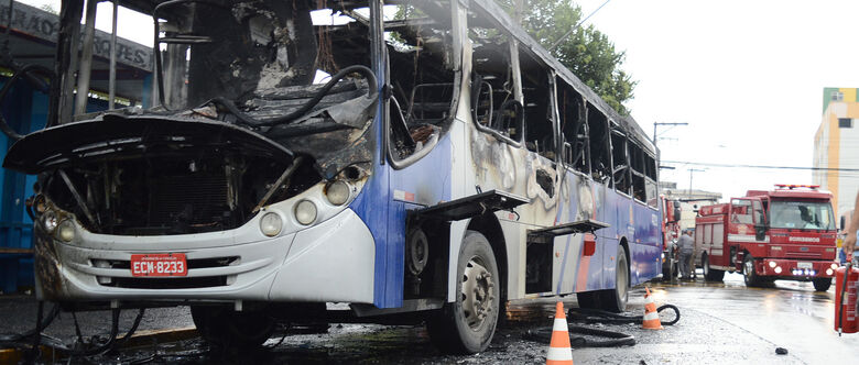 Ônibus ficou destruído após incêndio
