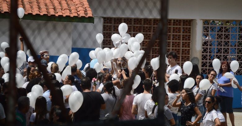 Ainda durante a manhã, os alunos soltaram balões brancos em solidariedade aos estudantes e professores que foram mortos durante o massacre