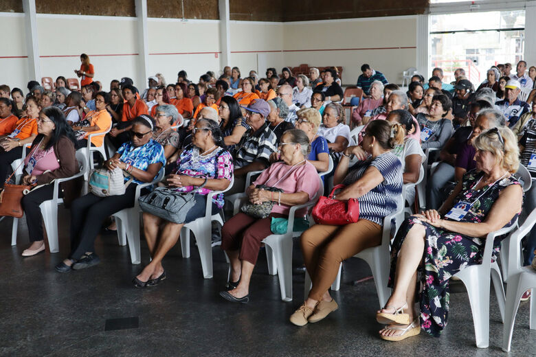 Evento, realizado no salão social do Suzano Futebol Clube recebeu mais de 300 pessoas da sociedade civil e do Poder Público para tratar sobre desafios e ações voltadas à Melhor Idade