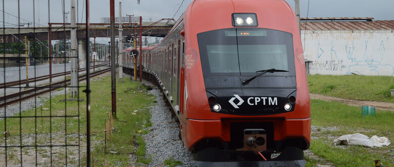 Trem Expresso circula em fase de teste no horário de pico