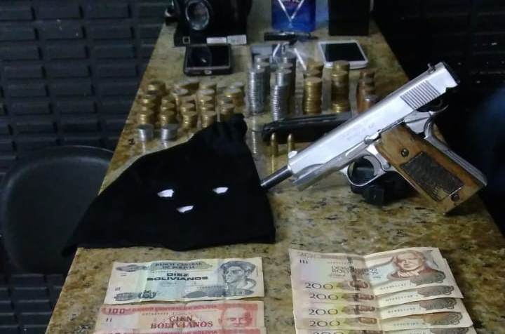 Policiais apreenderam pistola 9 milímetros, dinheiro, dólares e
