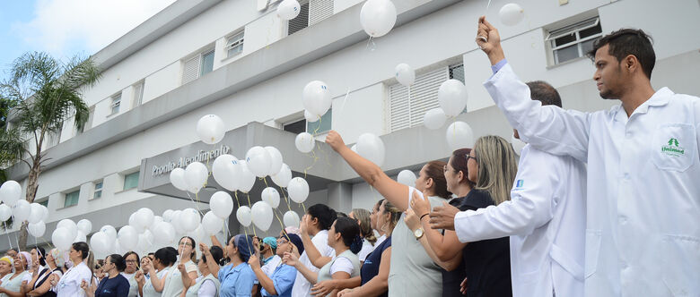 Funcionários do Hospital Santa Maria prestam homenagem às vítimas do massacre