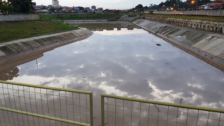 Piscinão da Vila Romana foi novamente o grande responsável por evitar, na madrugada desta segunda-feira (11), que a região central e outros bairros de Poá registrassem enchentes