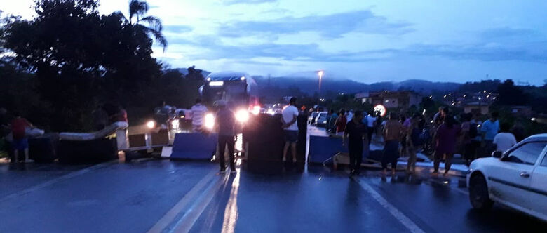Moradores protestando na Índio-Tibiriçá nessa quinta-feira