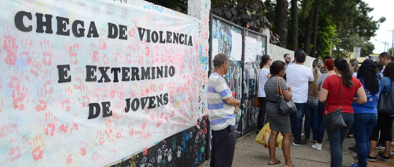 Pais participam de reunião e cobram segurança na Raul Brasil