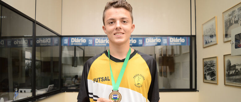 João Vitor Melges segura a medalha de campeão brasileiro de futsal Sub-17