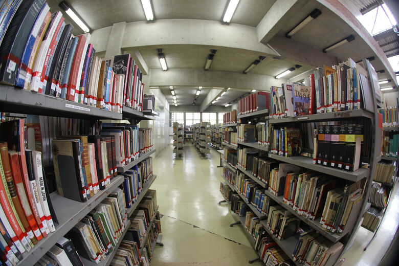 Biblioteca Municipal recebe 200 novos livros por meio de parceria com Estado