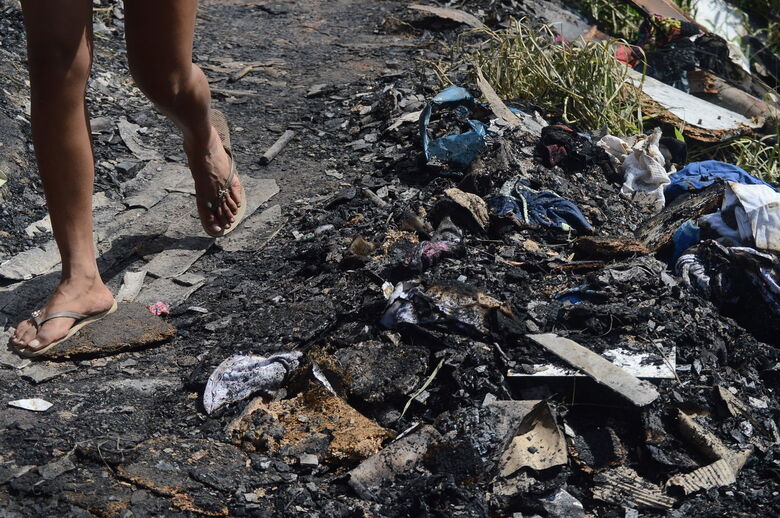 Casas foram destruídas por conta de incêndio em Comunidade do ‘Portelinha’ em Suzano