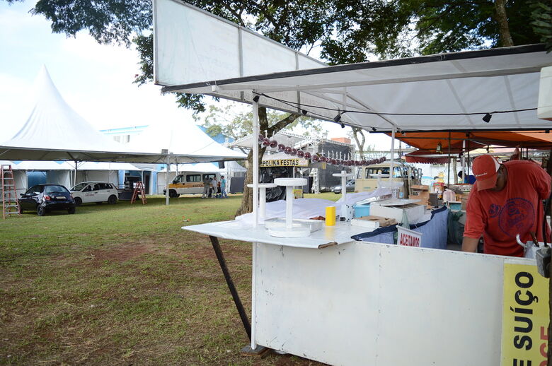 Barracas começaram a ser montadas nesta terça-feira