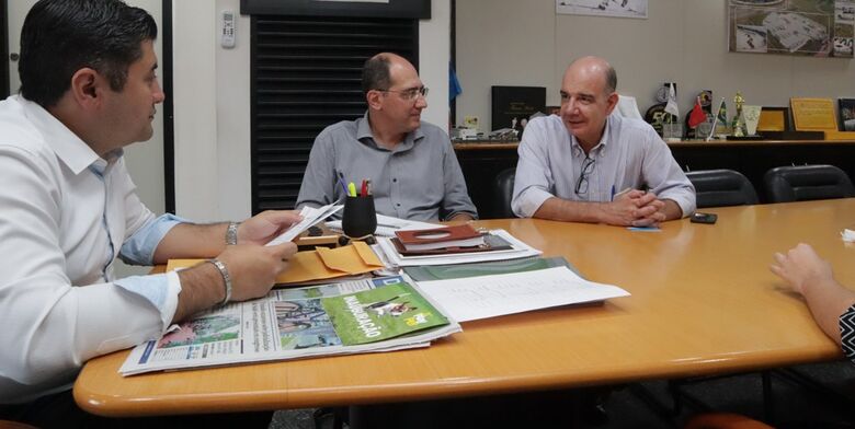 Na oportunidade estiveram presentes o secretário municipal de Educação, Leandro Bassini, a coordenadora de projetos da pasta, Rafaela Caruline Rodrigues, o diretor superintendente do Ecofuturo, Paulo Groke, e a analista de projetos do instituto, Michele M