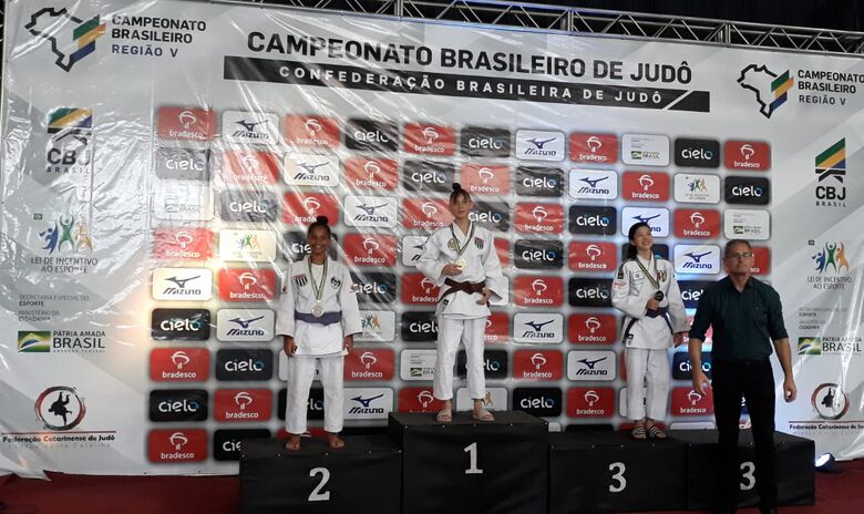 Pela terceira vez consecutiva, a suzanense Alline Silva faturou o título do Campeonato Brasileiro de Judô Região V, em Brusque (SC), no último domingo (14), na categoria Sub-18 Super Ligeiro