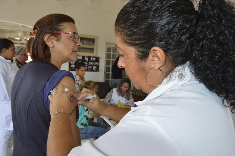 Até o momento, foram vacinadas 1.016 pessoas do grupo e as pessoas devem continuar procurando os postos de saúde