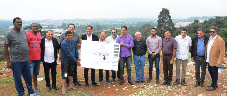 Gian Lopes inicia construção de praça no Jardim Emília em Poá