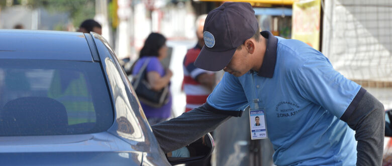 Multas são destinadas aos condutores que desrespeitam as leis da Zona Azul, tal como estacionar em vagas especiais reservadas para idosos e portadores de deficiência e exceder o tempo permitido do estacionamento, que geralmente são de 1 a 2 horas