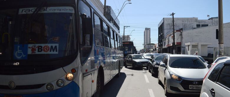 Faixa preferencial de circulação é para os ônibus, mas veículos particulares também podem circular sem pagar multa