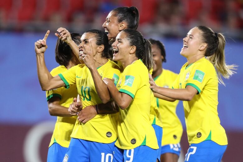 De pênalti, Marta faz o Brasil vibrar e se classificar para as oitavas de final