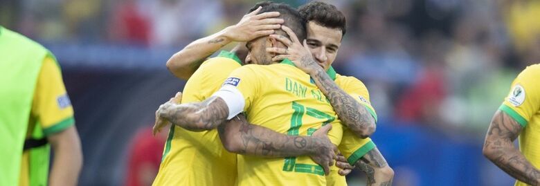 Seleção brasileira comemorando gol contra o Peru