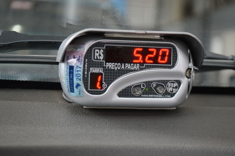 Taxistas autuados por trafegar com o taxímetro irregular têm dez dias para apresentar defesa ao órgão