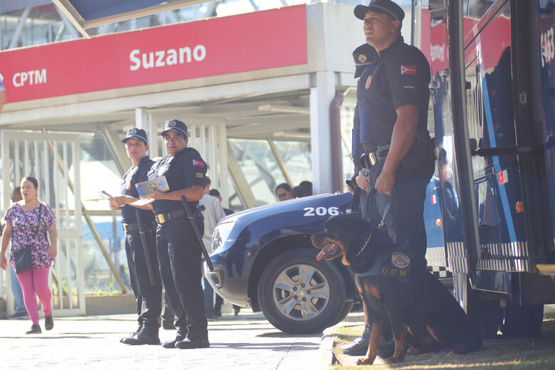 Pela manhã, a operação, que contou com guardas do patrulhamento de área, da Patrulha Maria da Penha, do Canil e do Grupo Unido na Ação de Resistência às Drogas (Guard), ocorreu nas áreas interna e externa da Estação Suzano da Companhia Paulista de Trens M