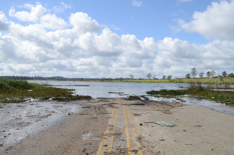 Com o período de chuvas afetando a região, a represa Taiaçupeba, localizada próxima a estrada, encheu e acabou impossibilitando a passagem na via, prejudicando os usuários que dependem da estrada para se locomoverem