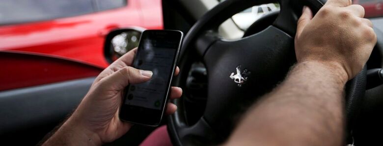 Um em cada cinco brasileiros usa o celular enquanto dirige