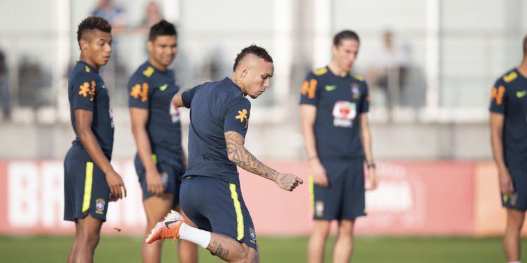 No CT do Grêmio, em Porto Alegre, Tite contou com a presença de todos os jogadores, entre eles, o atacante Everton