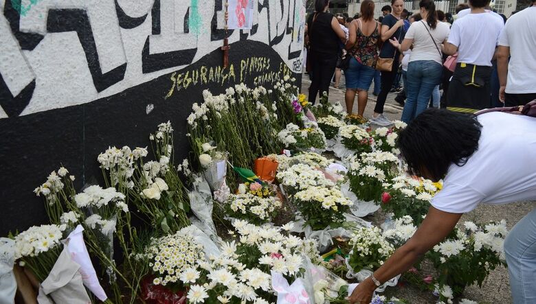 Pela última informação do Estado, em abril, das sete famílias das vítimas fatais do massacre na Raul Brasil, cinco já se manifestaram a favor do acordo das indenizações, proposta pelo Governo de São Paulo