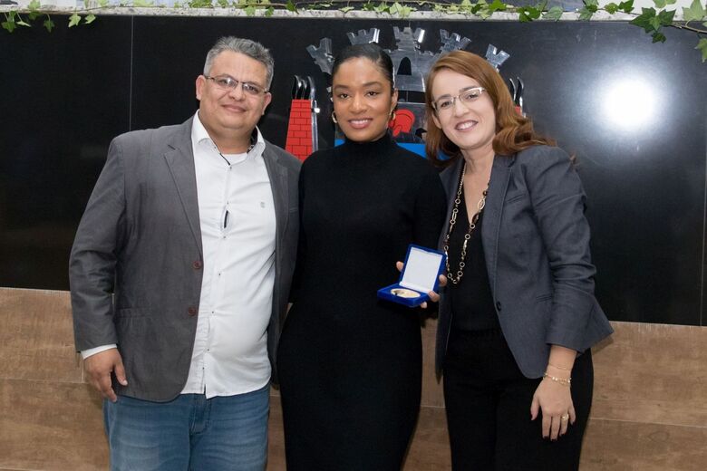 Blogueira suzanense Sah Oliveira  é homenageada na Câmara