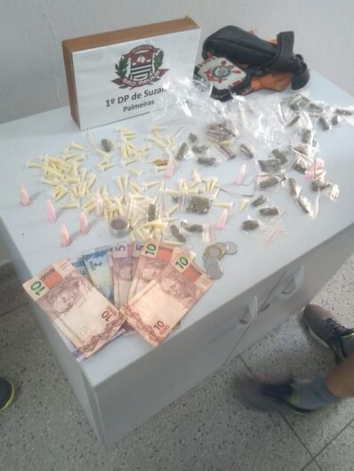 Porções de drogas e dinheiro foram apreendidos durante ação