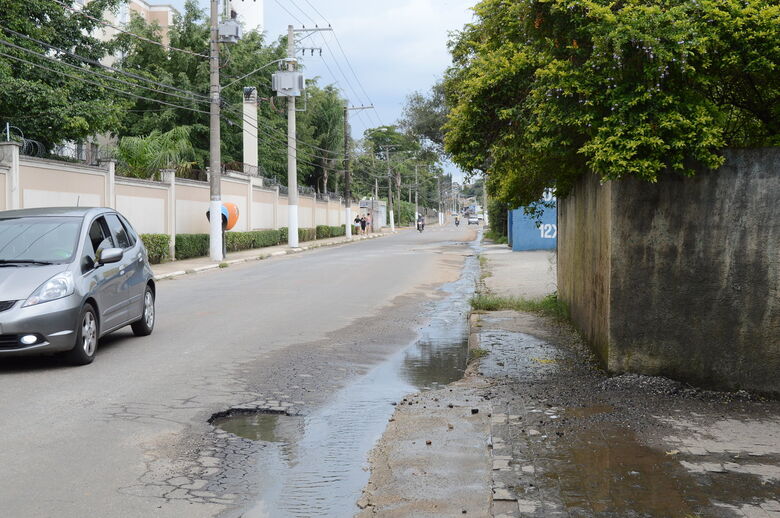 Moradores que precisam utilizar a Estrada Santa Mônica, uma das vias que levam ao limite das cidades de Suzano e Poá, reclamam da falta de segurança no trecho de Suzano da estrada