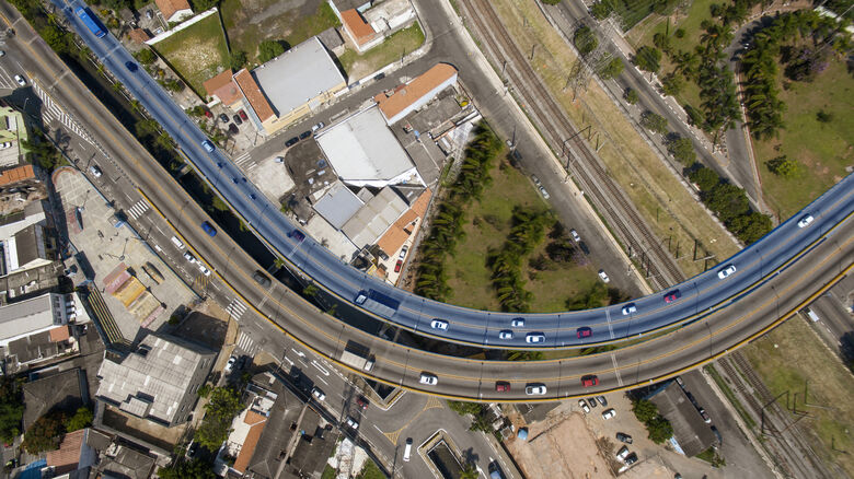 Segundo a Secretaria de Transportes e Mobilidade Urbana, aproximadamente 20 mil veículos passam diariamente pelo Viaduto Tancredo Neves