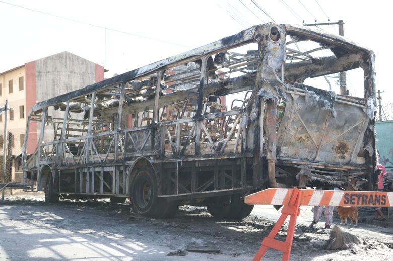 Ônibus foi incendiado por cinco bandidos