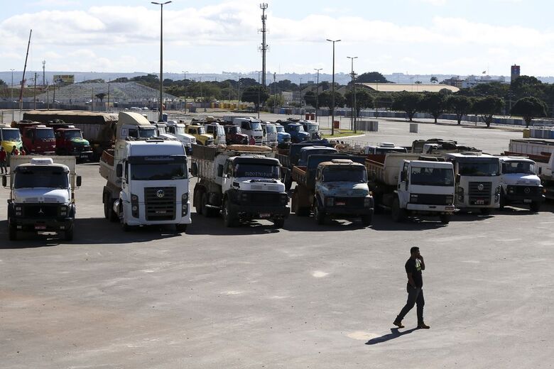 Segundo os caminhoneiros, a resolução da Agência Nacional de Transportes Terrestres (ANTT), suspensa no dia 22 de maio, só trazia a previsão do custo mínimo para o frete