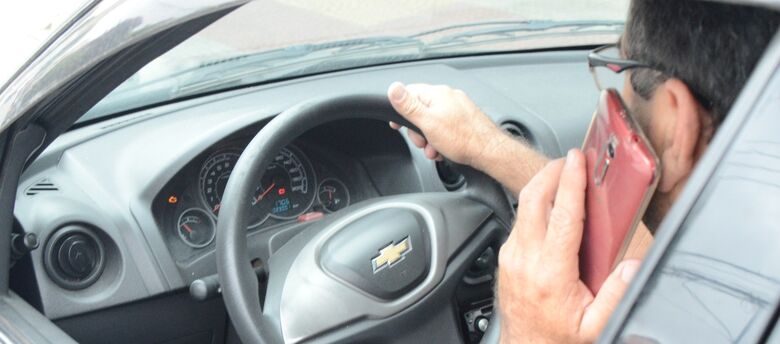 Multa pode ainda ser combinada com outro tipo de infração, a condução de veículo sem as duas mãos ao volante, que custa R$ 130,16 e rende mais cinco pontos na carteira