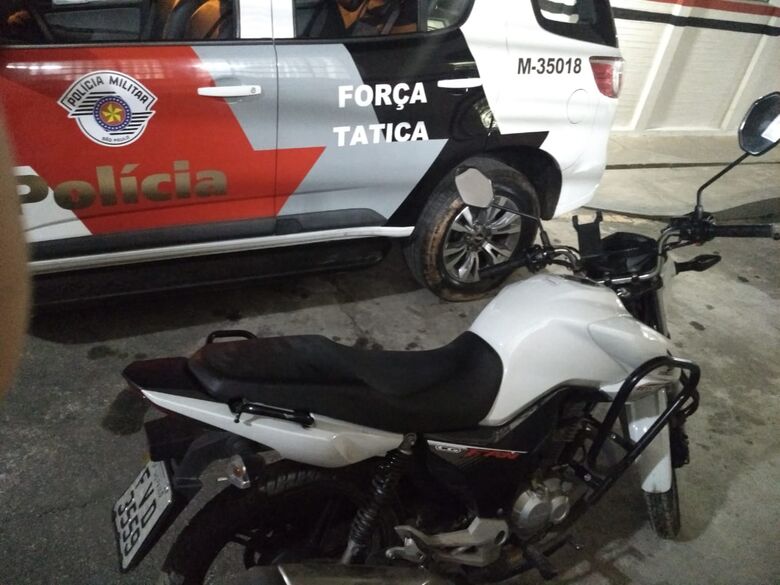 Moto roubada foi recuperado por policiais da Força Tática