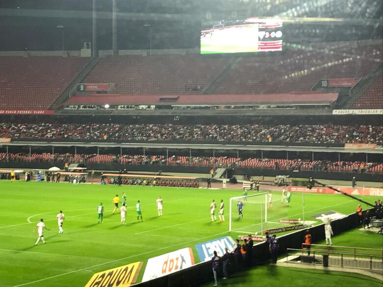 São Paulo goleia por 4 a 0 a Chapecoense, no Morumbi