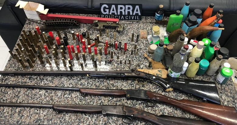 Garra de Mogi prende suspeito com três espingardas e 131 munições
