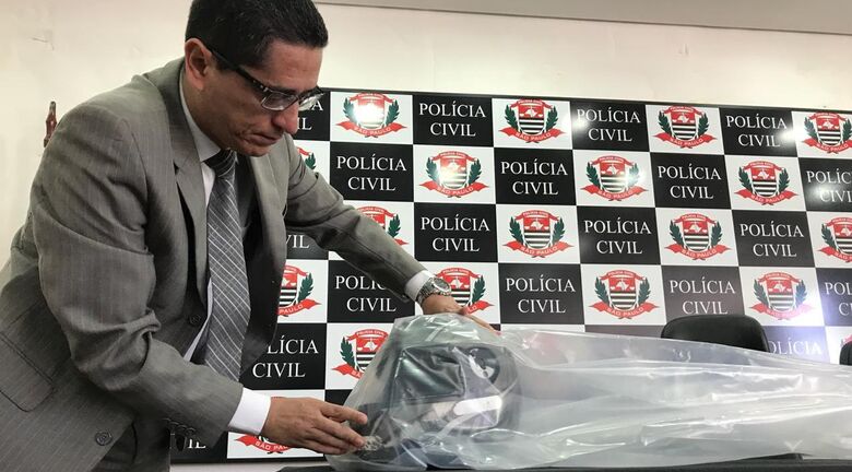 Delegado do Setor de Homicídios e Proteção à Pessoa (SHPP) de Mogi das Cruzes, Rubens José Ângelo, mostrando o capacete usado pelo autor do crime