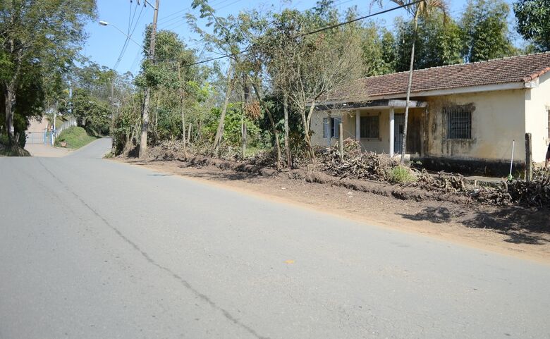 Segundo alegações, por causa da quantidade de chácaras na via, os locais são alvos de furtos e roubos