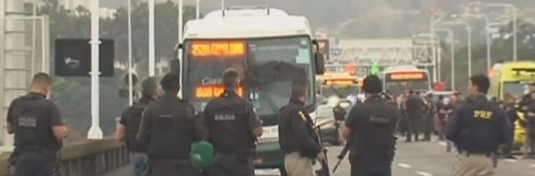 Sequestrador de ônibus no Rio é morto por atiradores de elite