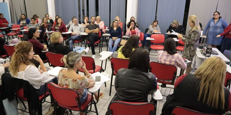 Professores de Suzano participam de curso pedagógico sobre surdocegueira